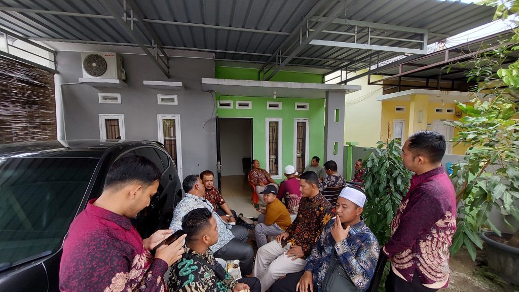 Jumat Bersih Aparatur Mahkamah Syar’iyah Langsa Kerja Bakti Bersihkan Lingkungan Kantor
