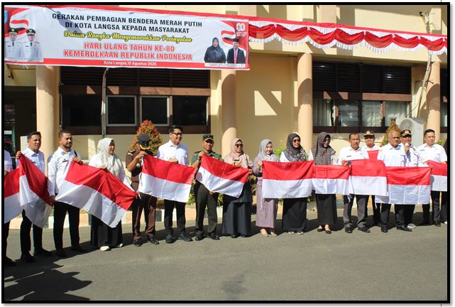 Ketua Mahkamah Syar’iyah Langsa Menghadiri Undangan Pembagian Bendera Merah Putih Di Kota Langsa Tahun 2025