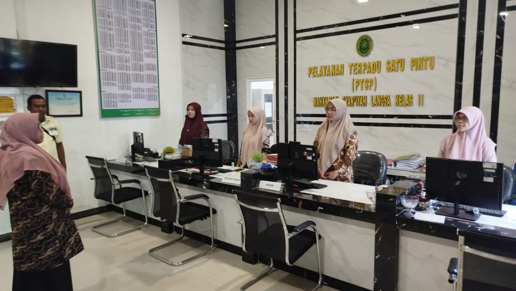 Briefing Pagi Petugas PTSP Oleh Panitera Muda Hukum Mahkamah Syar'iyah Langsa