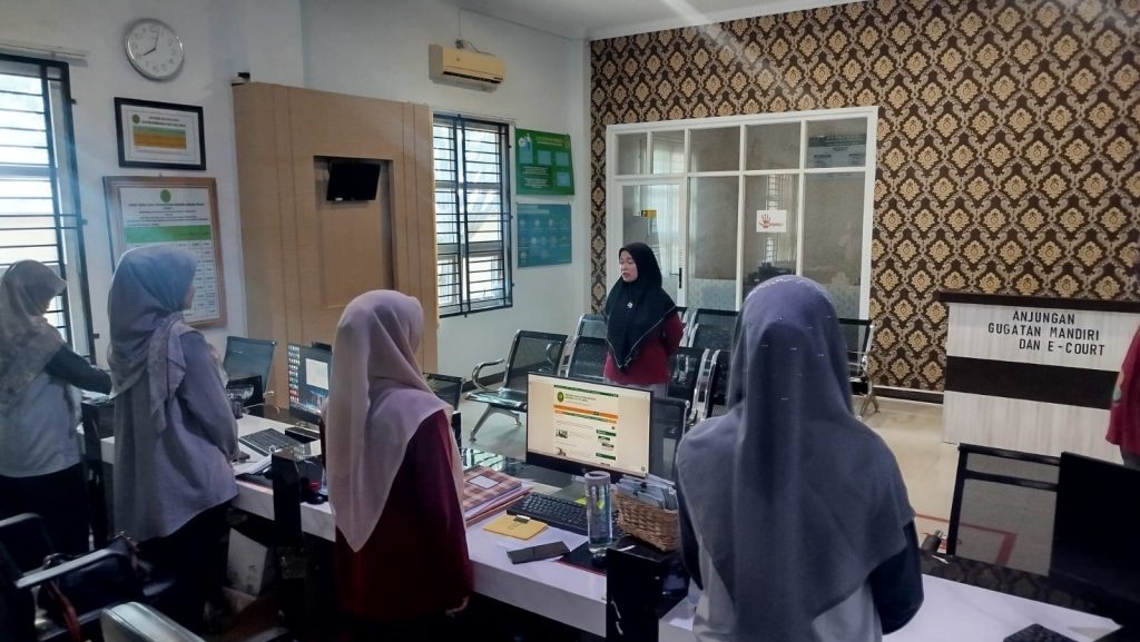 Kepala Sub Bagian Umum dan Keuangan MS Langsa Briefing Petugas PTSP