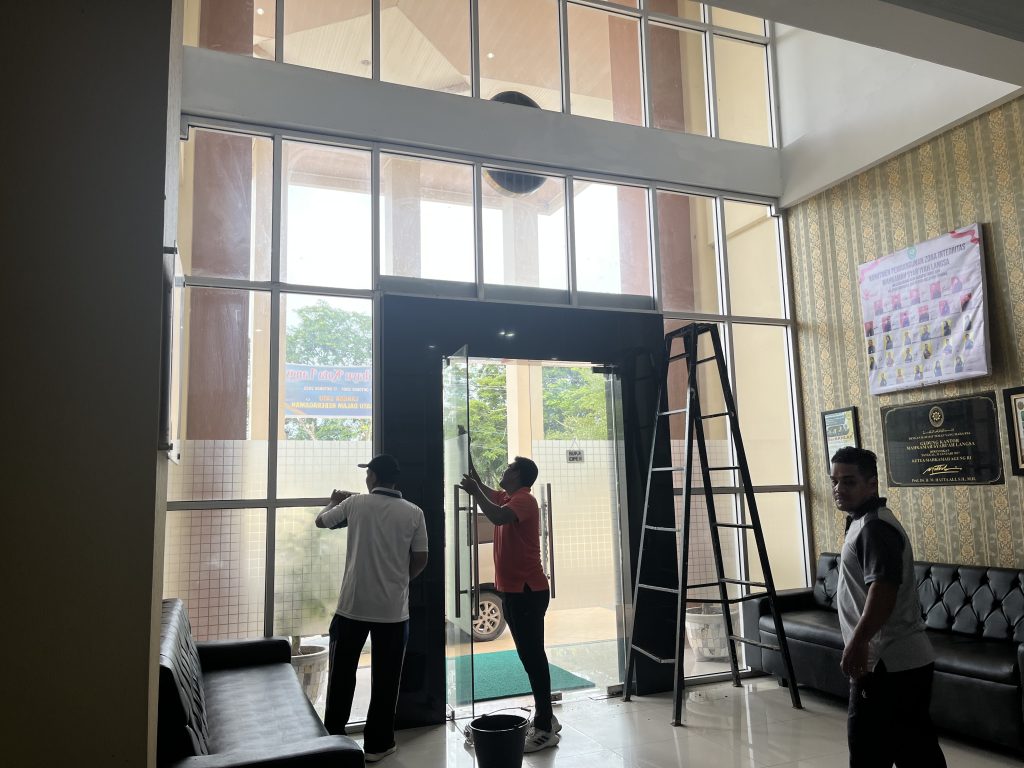 Jum’at Bersih Aparatur MS Langsa Gotong Royong Membersihkan Kantor