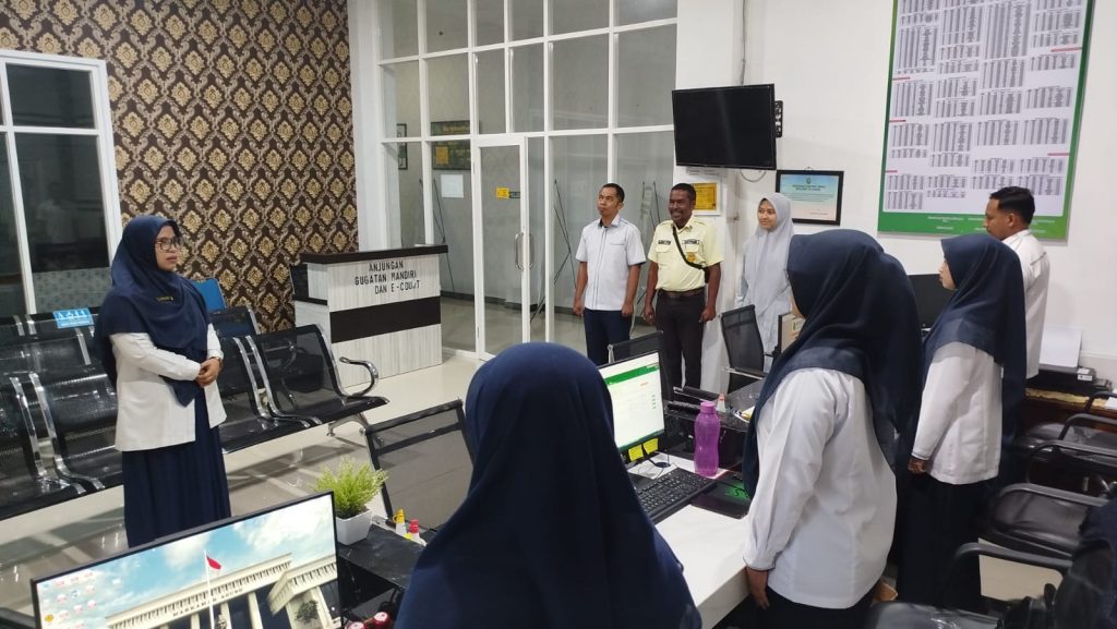 Semangat Pelayanan: Hakim Mahkamah Syar'iyah Langsa Beri Motivasi Pada Petugas PTSP