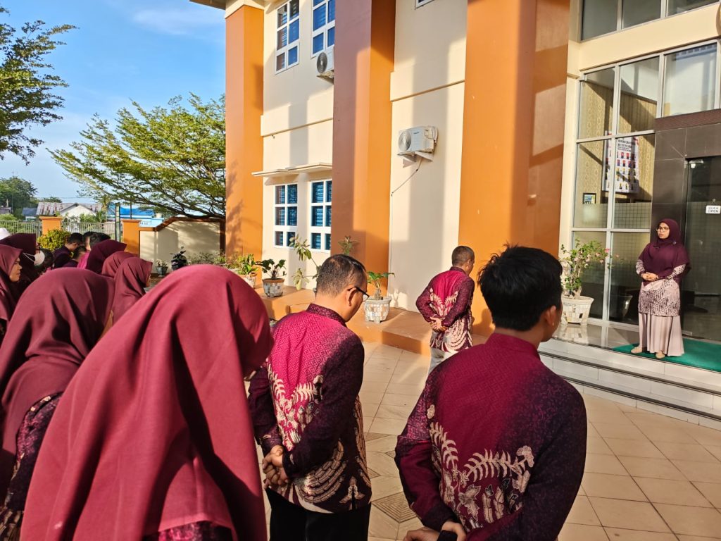 Apel Pagi Mahkamah Syar'iyah Langsa : Ketua Ingatkan Seluruh Aparatur Siapkan Laporan Akhir Tahun Tepat Waktu