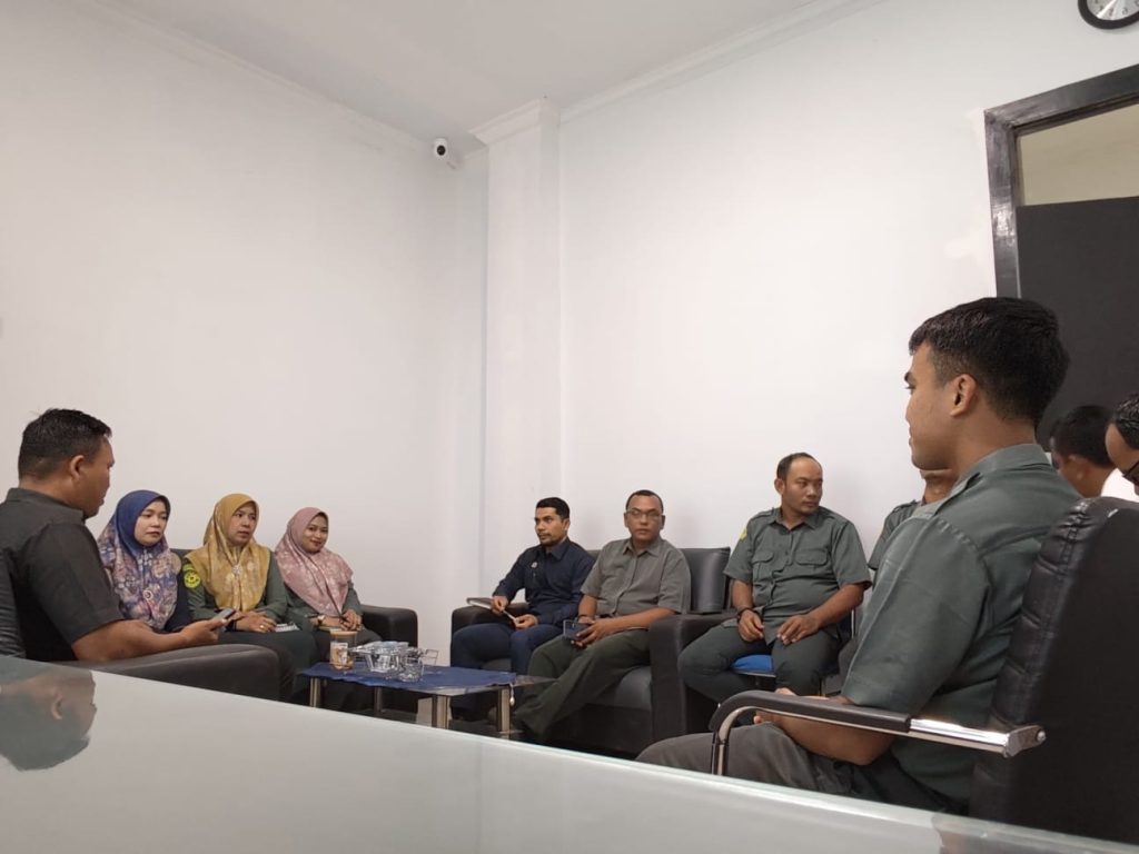 Briefing Pagi Petugas PTSP dan POSBAKUM Oleh Kasubag.Kepegawaian dan Ortala, Fadhlyansyah, A.Md.