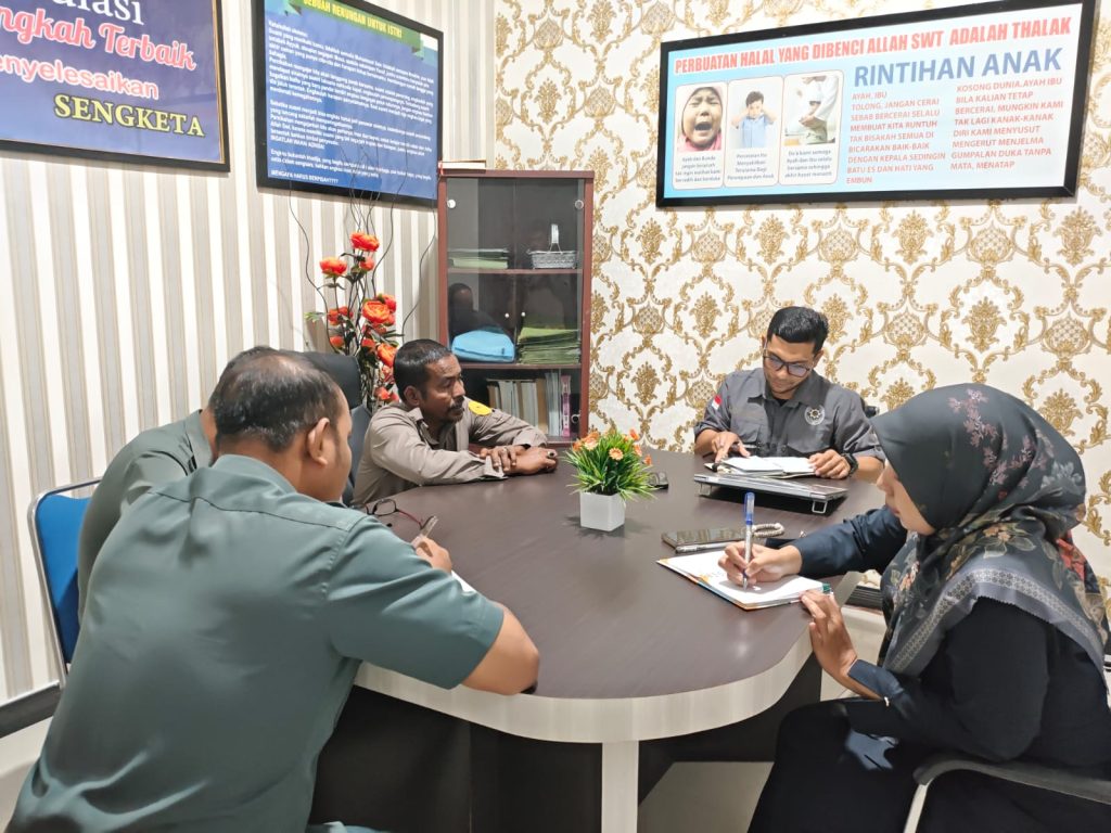 BRIEFING PAGI PETUGAS PTSP & POSBAKUM OLEH PANITERA MUDA HUKUM MS LANGSA IBU ATHIATUN ZAKIAH, S.H.