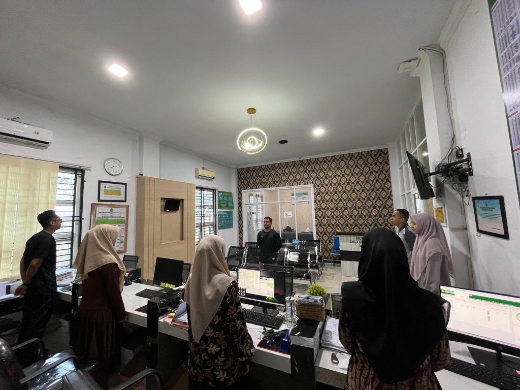 Tingkatkan Kualitas Layanan, Kasubbag Kepegawaian dan Ortala Tekankan Kedisiplinan dan Kejujuran dalam Briefing PTSP