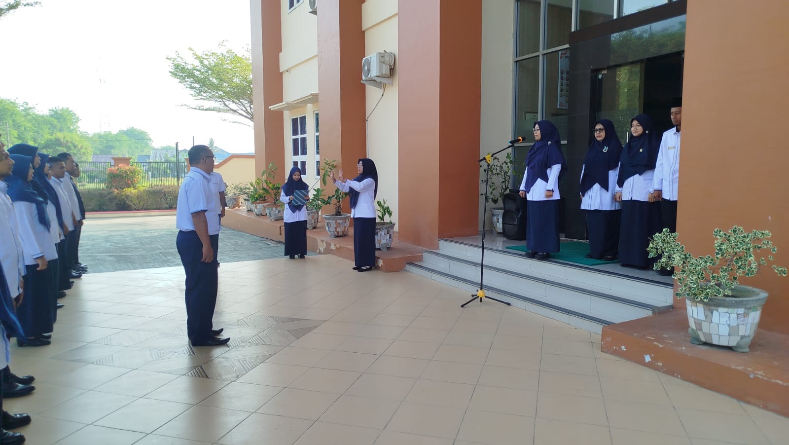 Berikan Layanan Prima, Panmud Permohonan MS Langsa Pimpin Briefing Pagi Petugas PTSP