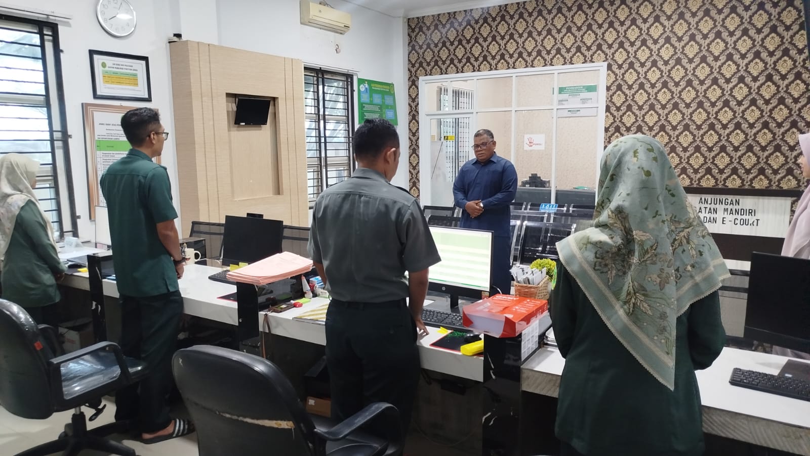 Brifing Pagi Petugas PTSP dan Posbakum Mahkamah Syar’iyah Langsa