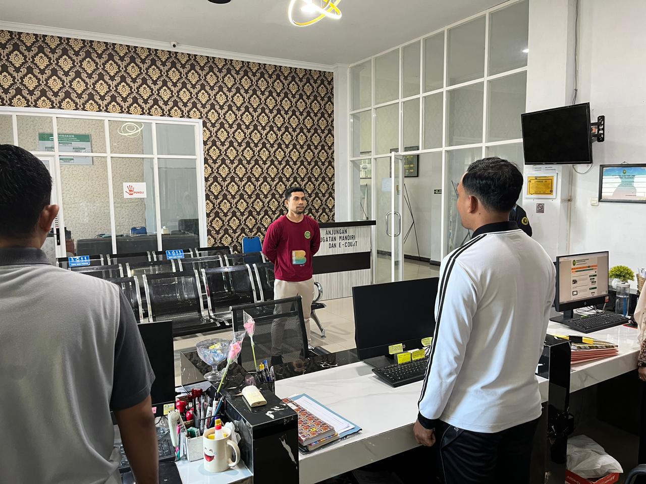 Mahkamah Syar’iyah Langsa Perkuat Transparansi Layanan Melalui Briefing Pagi PTSP