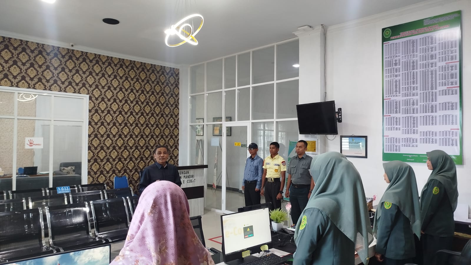 Mahkamah Syar’iyah Langsa Tingkatkan Kualitas Layanan Melalui Briefing Pagi PTSP