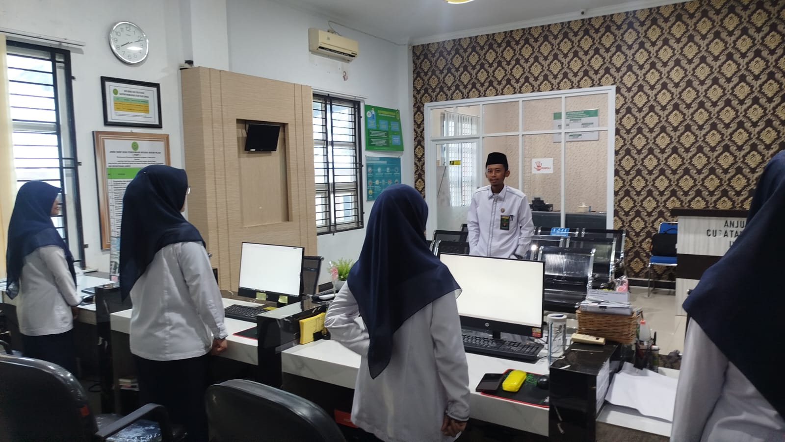 Briefing Pagi Petugas PTSP Oleh Hakim MS Langsa Bapak Yasin Yusuf Abdillah, S.H.I., M.H.