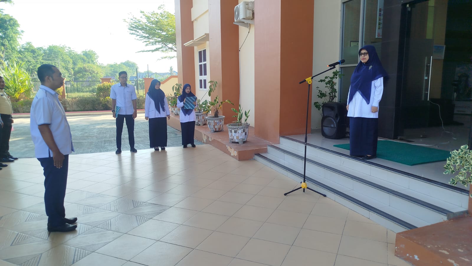 Briefing Pagi Petugas PTSP, Keamanan dan Posbakum oeh Kasubag.Kepegawaian dan Ortala, Fadhlyansyah, A.Md.