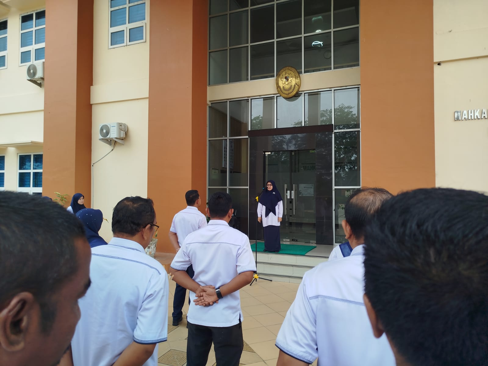 Apel Pagi MS Langsa: Pembina Apel Tegaskan Pentingnya Disiplin Waktu dan Penerapan 8 Nilai Utama Mahkamah Agung