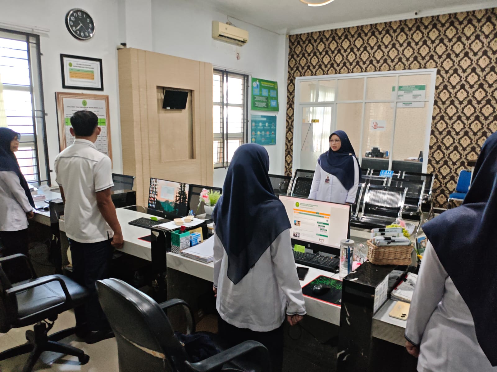Bangun Pelayanan Prima, Panitera MS Langsa Pimpin Briefing Pagi dan Tekankan Sikap Rendah Hati