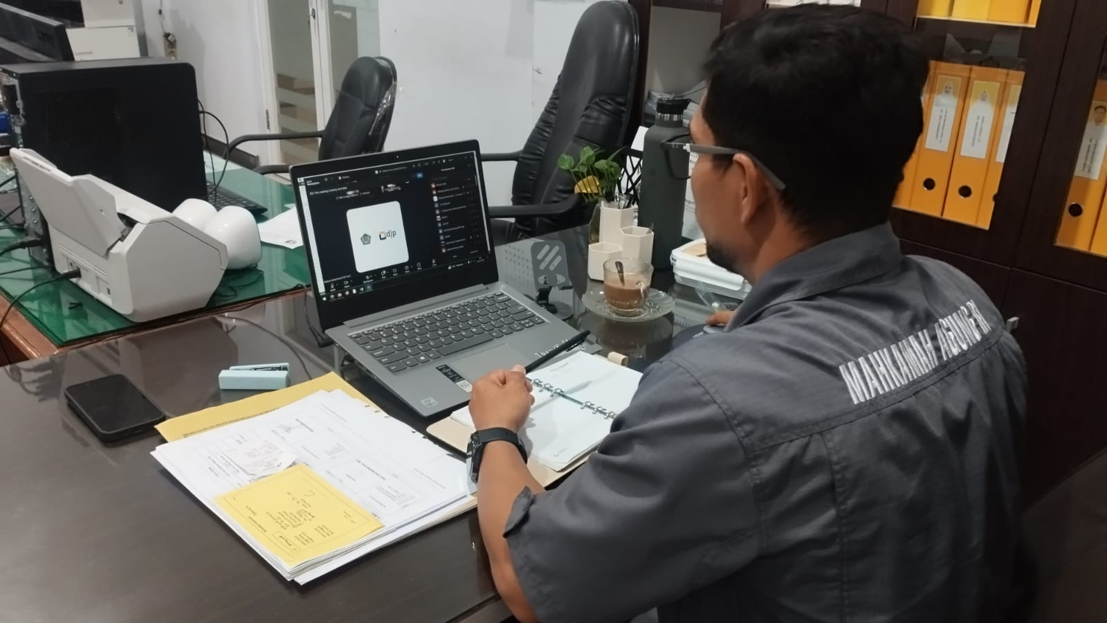 Wajah Pelayanan Prima: Panitera MS Langsa Tekankan Sikap Profesional dalam Briefing Pagi