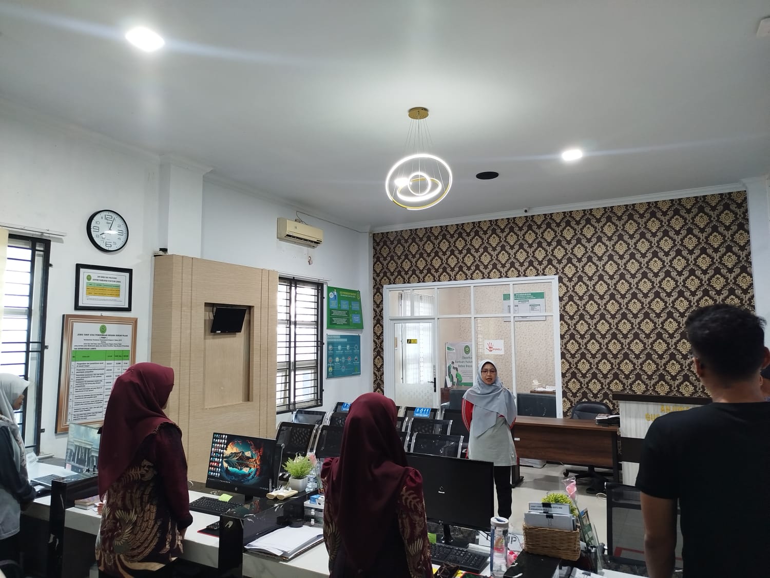 Upaya Menjaga Kenyamanan Layanan, Panitera MS Langsa Tekankan Kondusivitas Ruang Tunggu Saat Briefing Pagi