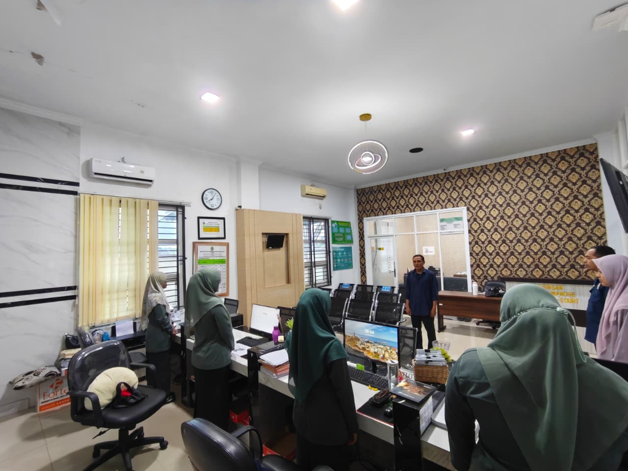 Konsistensi Standar Pelayanan: Panmud Permohonan Pimpin Briefing Pagi Petugas PTSP MS Langsa