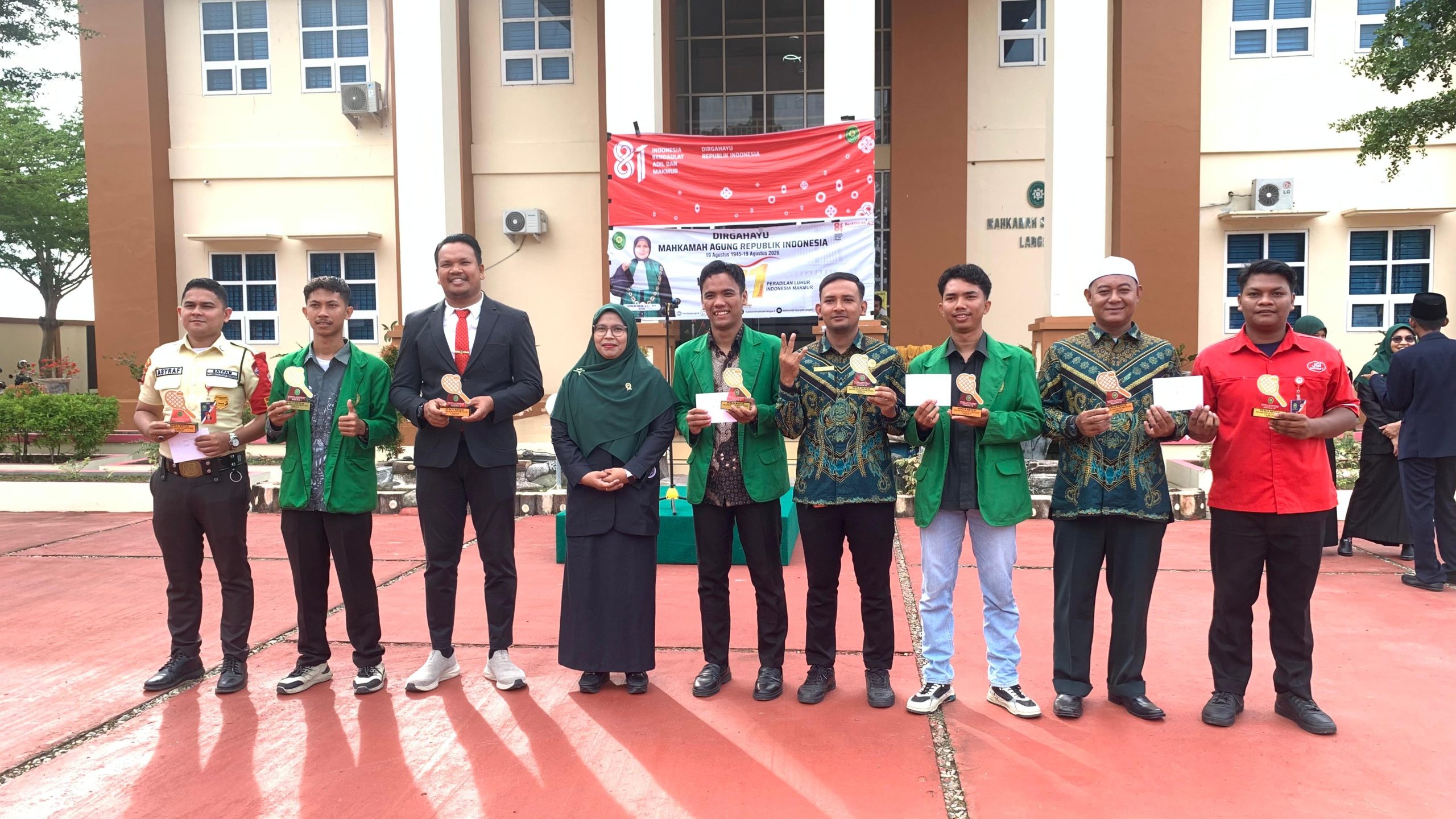 Puncak Peringatan HUT RI dan HUT MA RI ke-81: MS Langsa Serahkan Hadiah kepada Para Pemenang Lomba Kemerdekaan