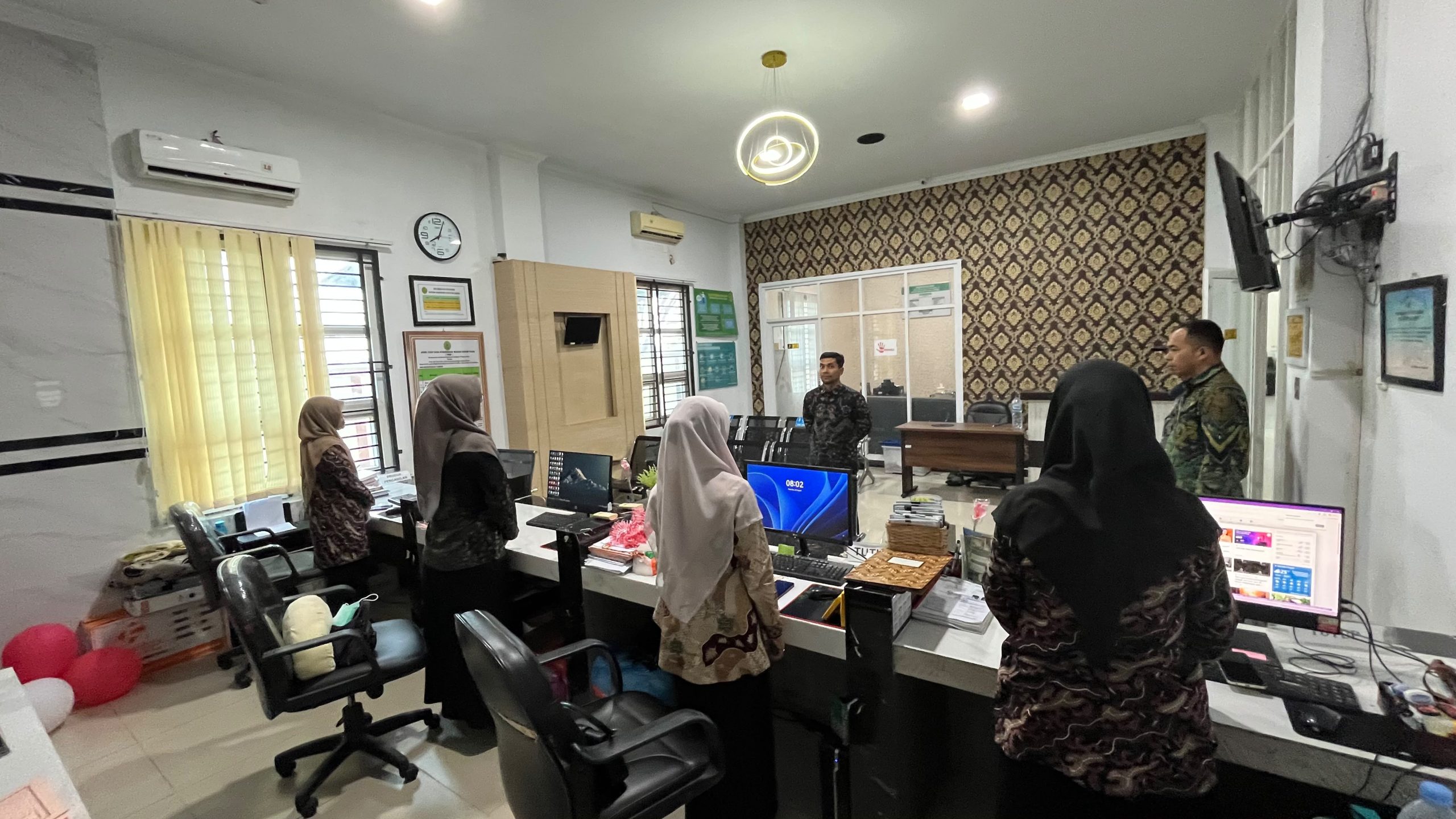 Pimpin Briefing Pagi PTSP, Kasubbag Kepegawaian MS Langsa Tegaskan Pentingnya Disiplin Waktu