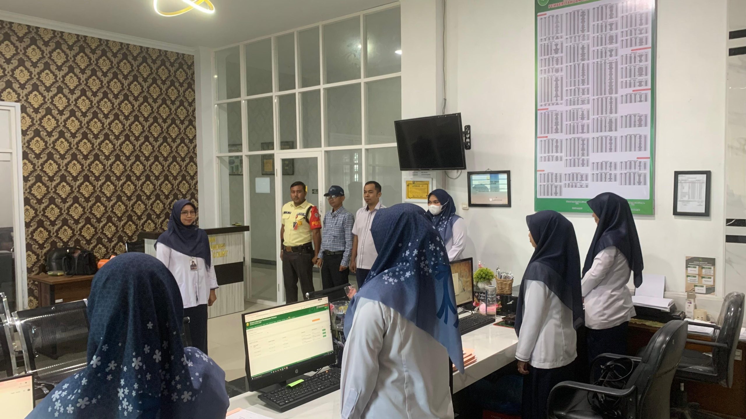 Panitera MS Langsa Pimpin Briefing Pagi: Tegaskan Penyelesaian Laporan Bulanan dan Peningkatan Layanan PTSP