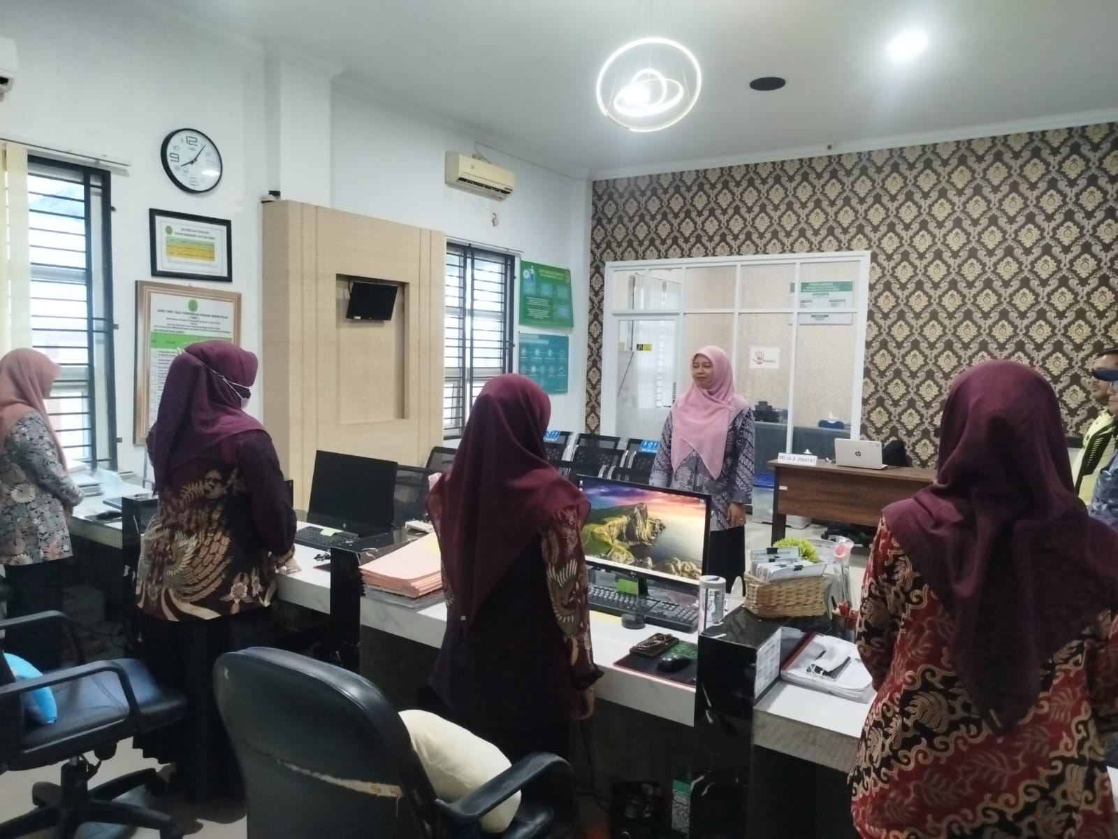 Pastikan Pelayanan Prima, Panmud Gugatan MS Langsa Berikan Arahan Terkait Administrasi dan SOP Kepada Petugas PTSP