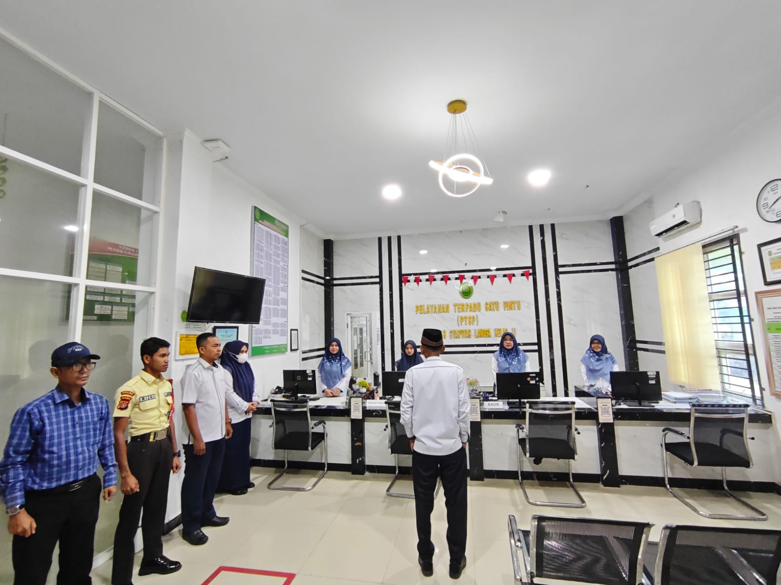 Hakim MS Langsa Pimpin Briefing Pagi, Tekankan Pentingnya Kedisiplinan Petugas PTSP
