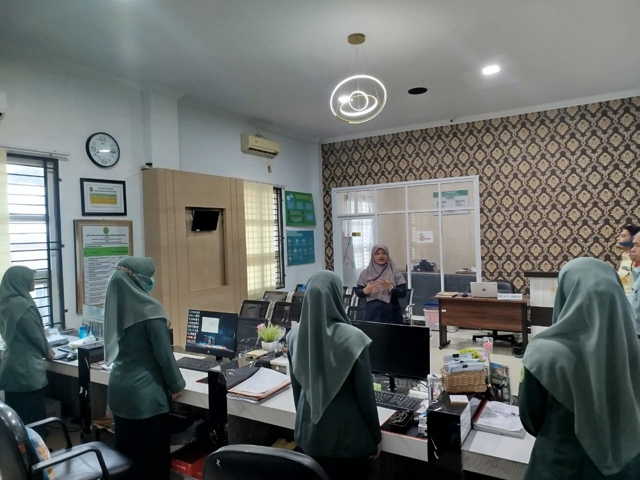 Hakim MS Langsa: Nilai BerAKHLAK Wajib Menjadi Landasan Setiap Layanan PTSP