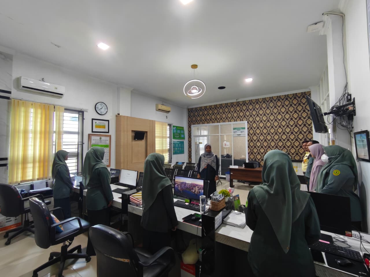 MS Langsa Laksanakan Briefing Pagi PTSP, Tekankan Kerja Sama Tim dan Penampilan dalam Pelayanan