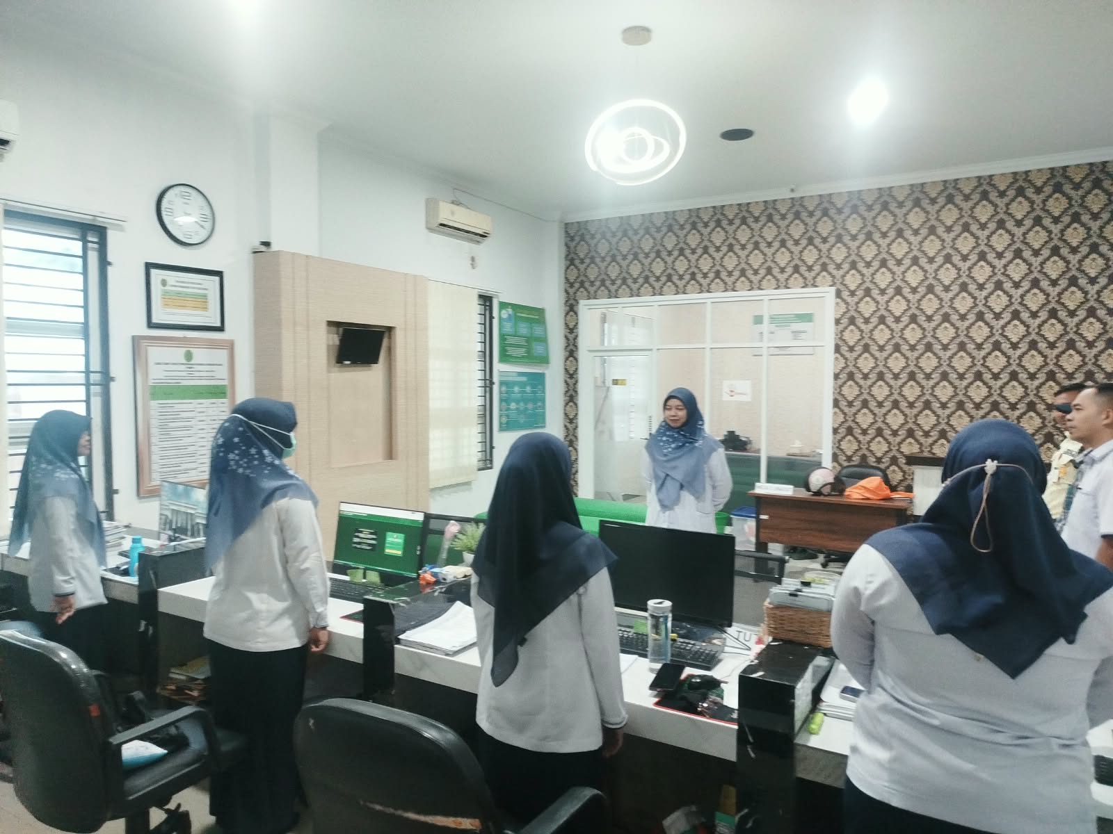 Briefing Pagi PTSP MS Langsa: Menjaga Komitmen Pelayanan Cepat, Tepat, dan Ramah