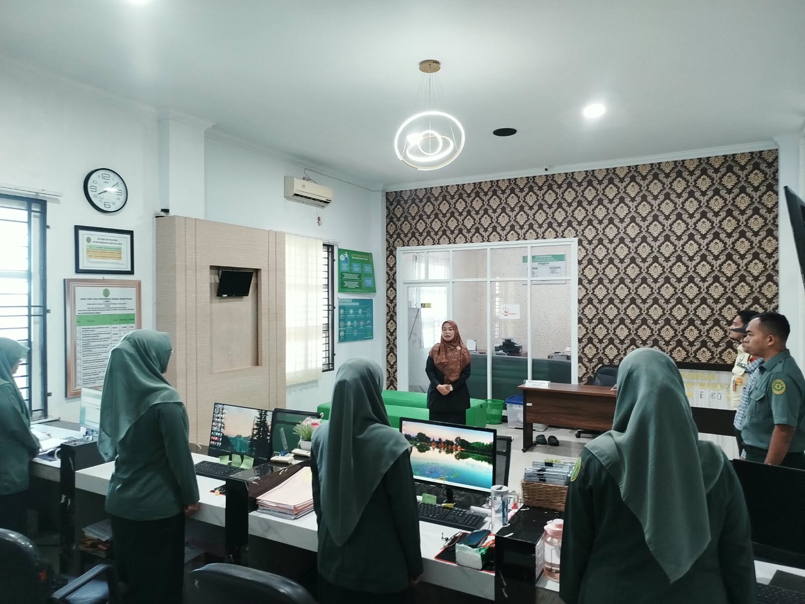 Kasubbag Umum dan Keuangan MS Langsa Pimpin Briefing PTSP, Tekankan Kekompakan dan Pelayanan Prima