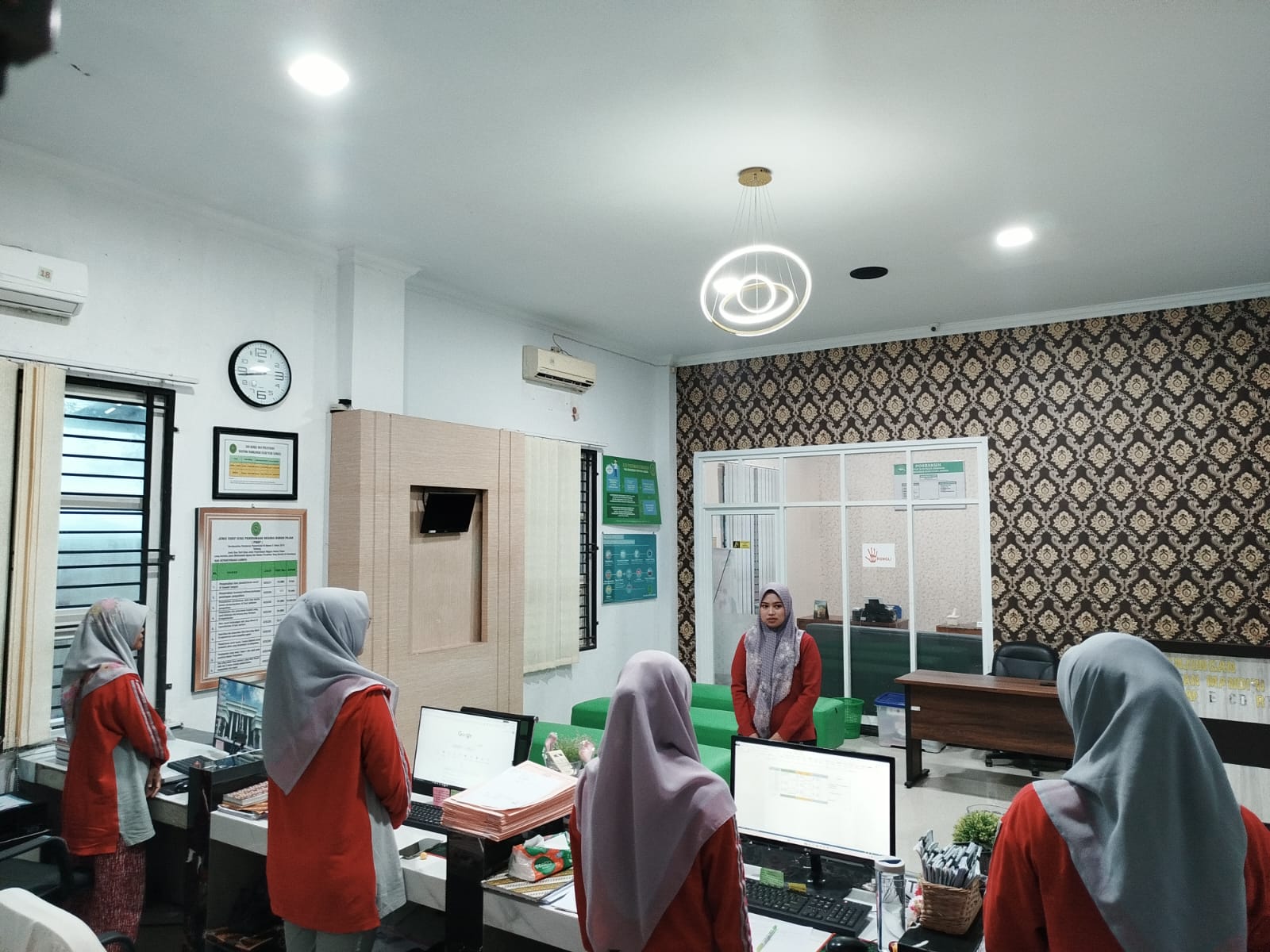 Plt. Kasubbag PTIP MS Langsa Pimpin Agenda Rutin Briefing Pagi PTSP