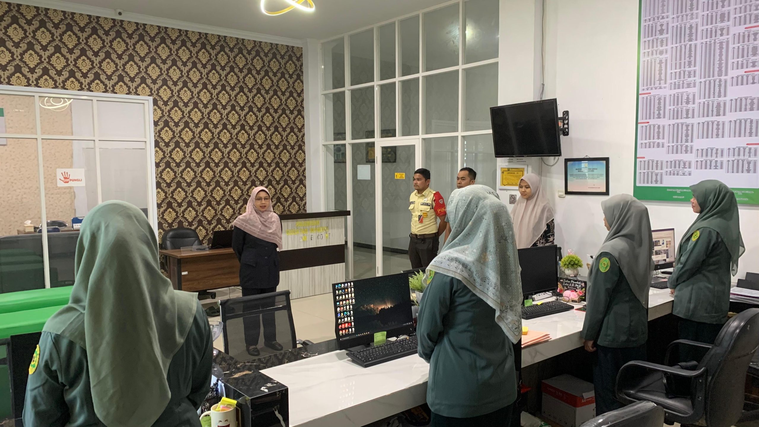 Pimpin Briefing Pagi PTSP, Panitera MS Langsa Tekankan Kenyamanan dan Keamanan Masyarakat Pencari Keadilan