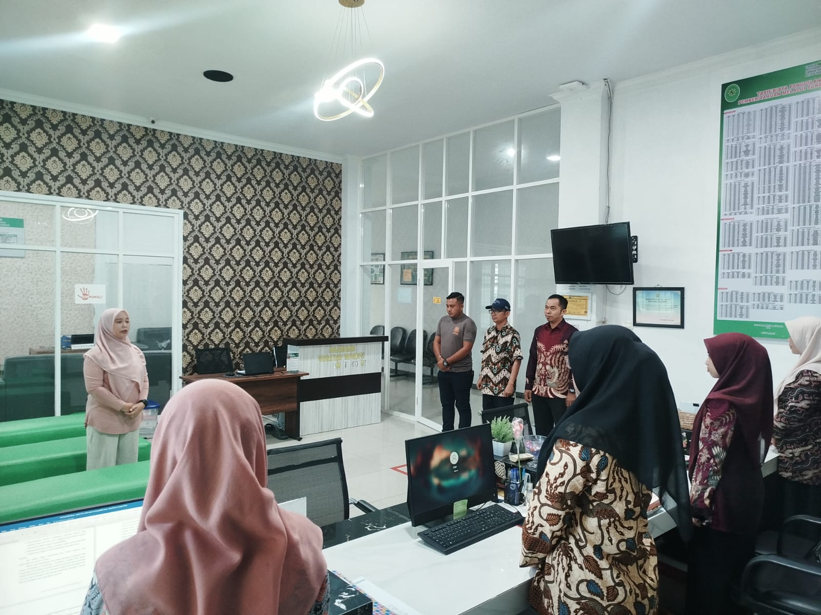 Perkuat Kekompakan Tim, Kasubbag Umum dan Keuangan MS Langsa Gelar Briefing Jumat Pagi di Ruang PTSP